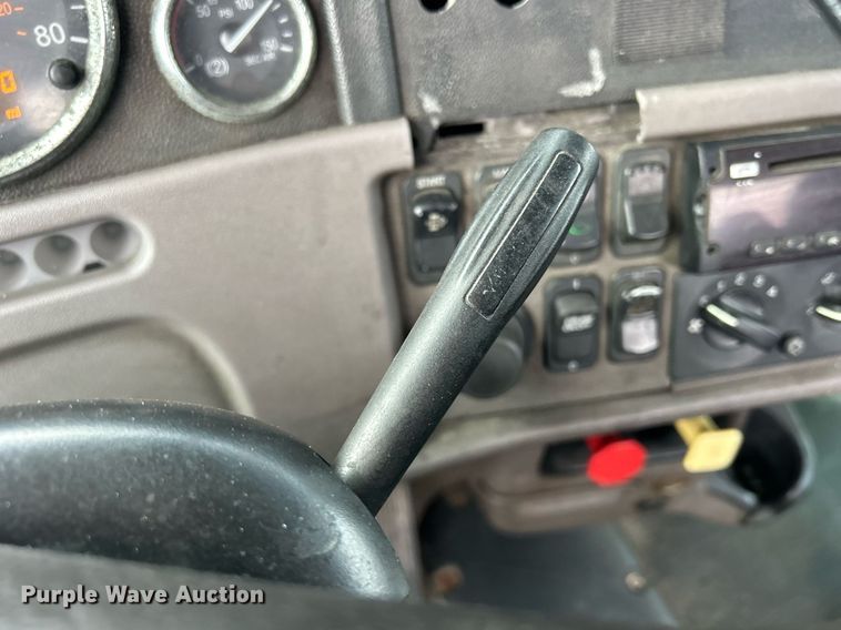 image for item DS0792 2012 Peterbilt  384 semi truck