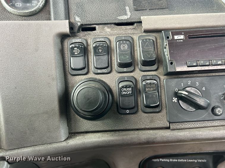 image for item DS0792 2012 Peterbilt  384 semi truck