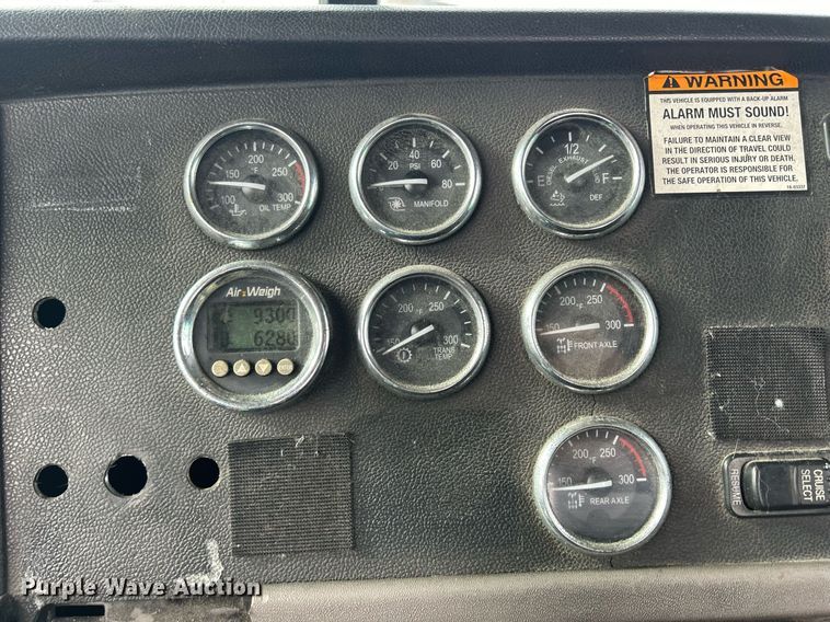 image for item DS0792 2012 Peterbilt  384 semi truck