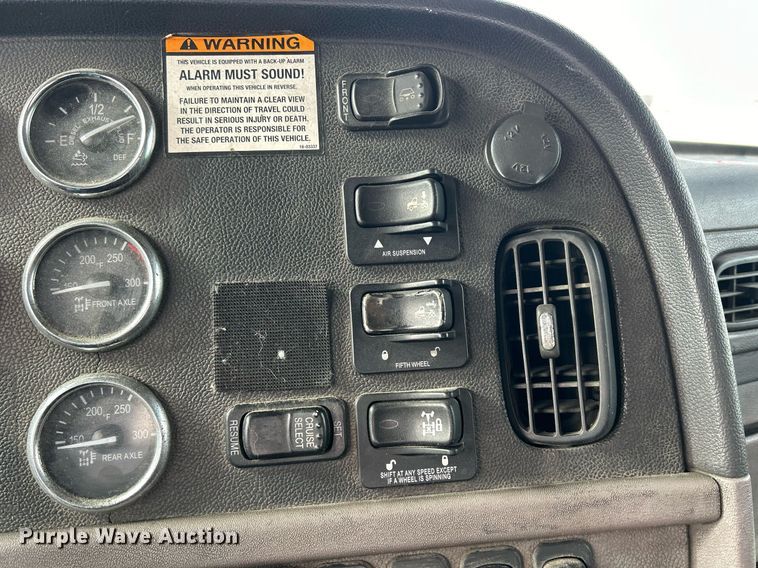 image for item DS0792 2012 Peterbilt  384 semi truck