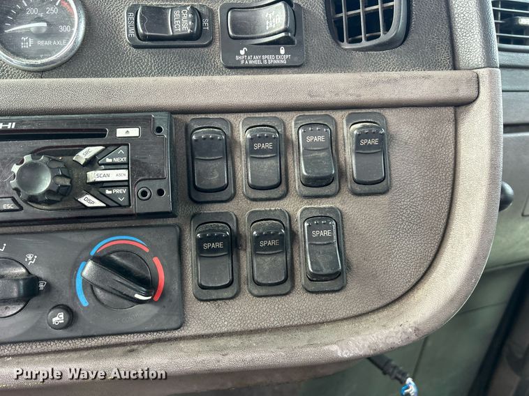 image for item DS0792 2012 Peterbilt  384 semi truck