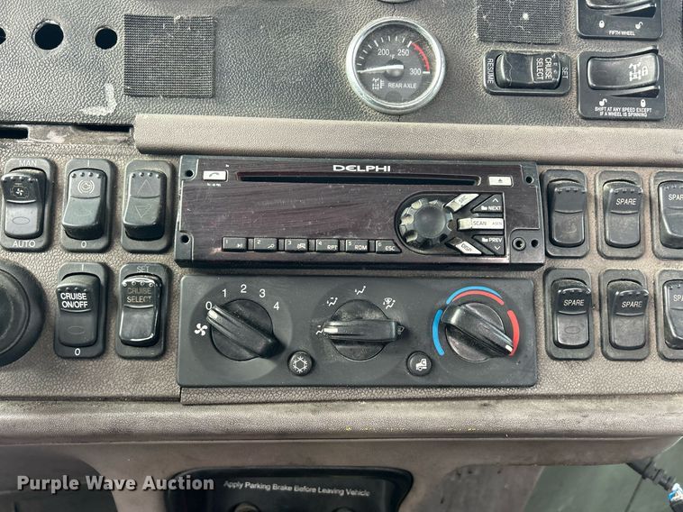 image for item DS0792 2012 Peterbilt  384 semi truck