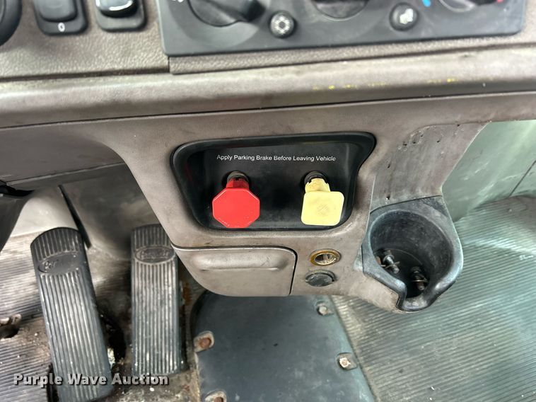 image for item DS0792 2012 Peterbilt  384 semi truck