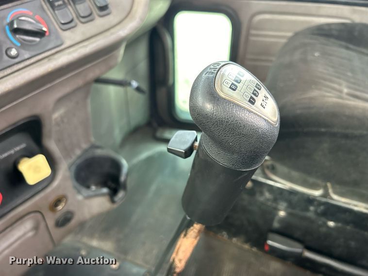 image for item DS0792 2012 Peterbilt  384 semi truck