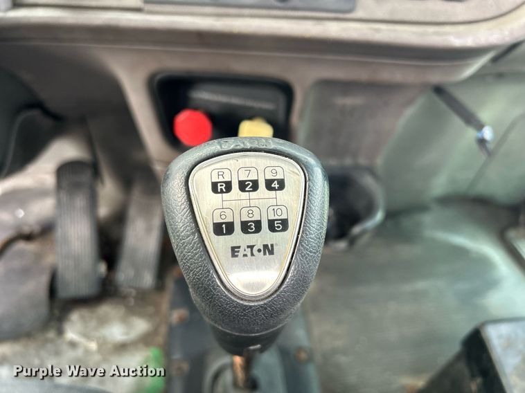 image for item DS0792 2012 Peterbilt  384 semi truck