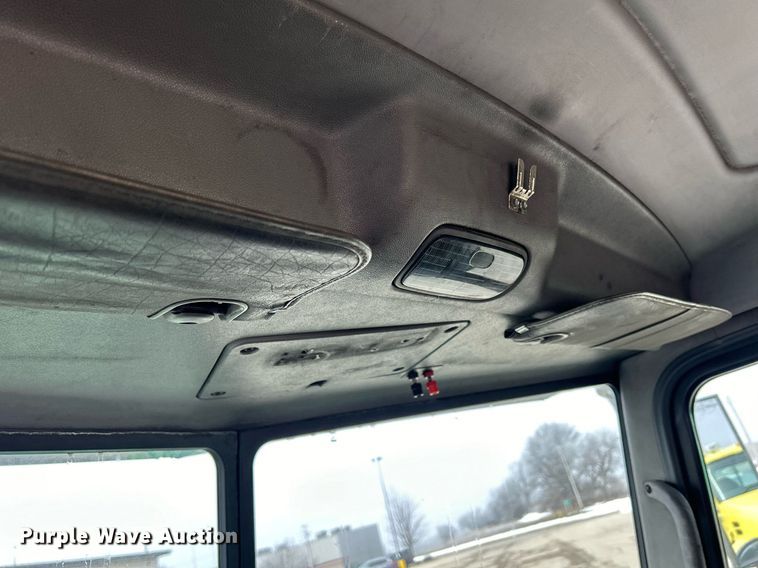 image for item DS0792 2012 Peterbilt  384 semi truck