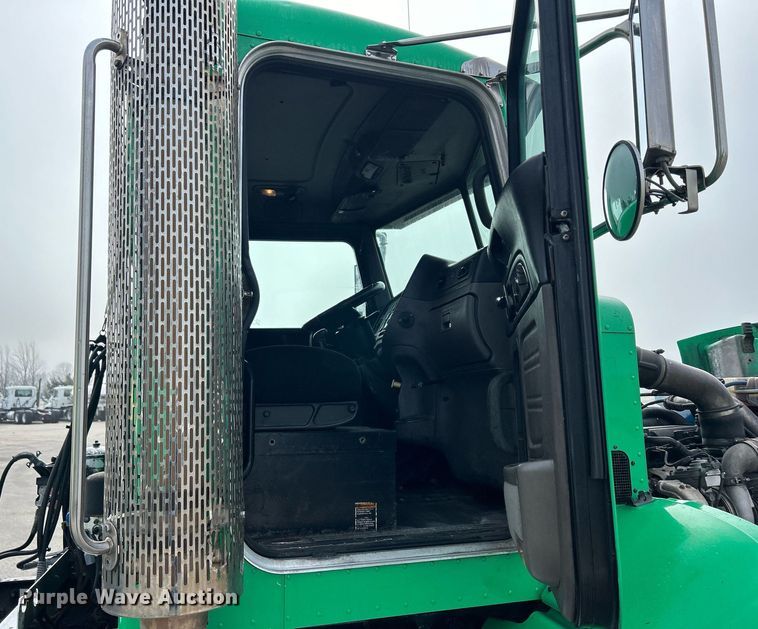 image for item DS0792 2012 Peterbilt  384 semi truck