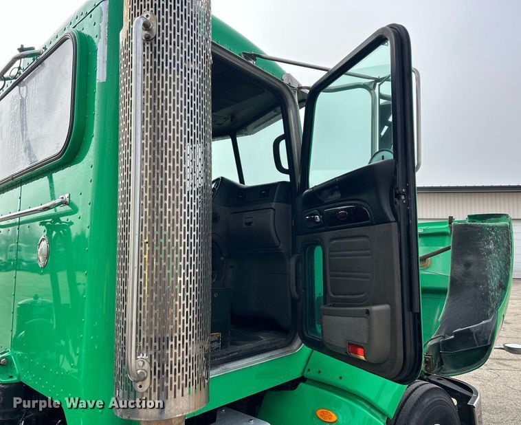 image for item DS0792 2012 Peterbilt  384 semi truck