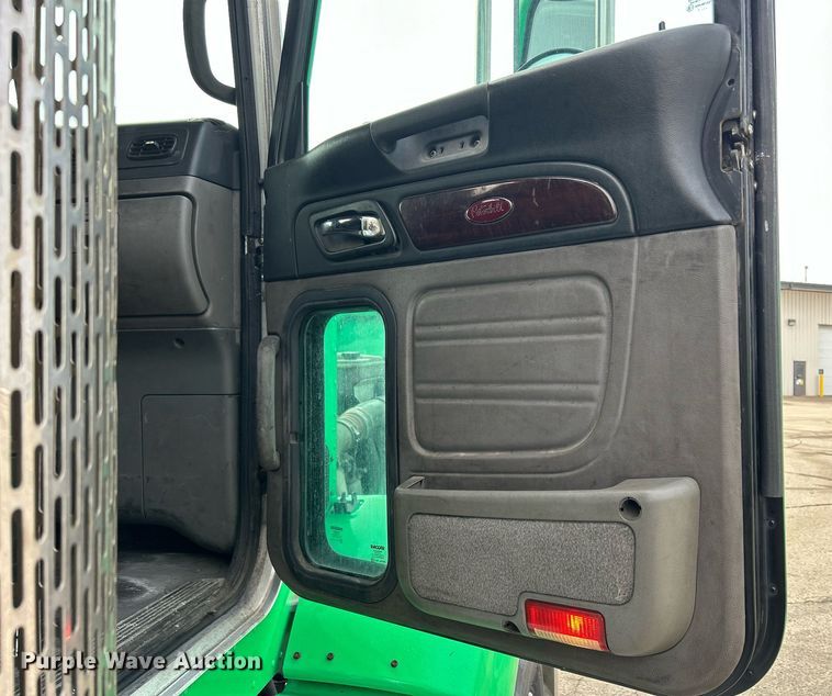 image for item DS0792 2012 Peterbilt  384 semi truck