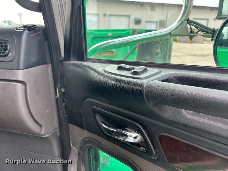 image for item DS0792 2012 Peterbilt  384 semi truck