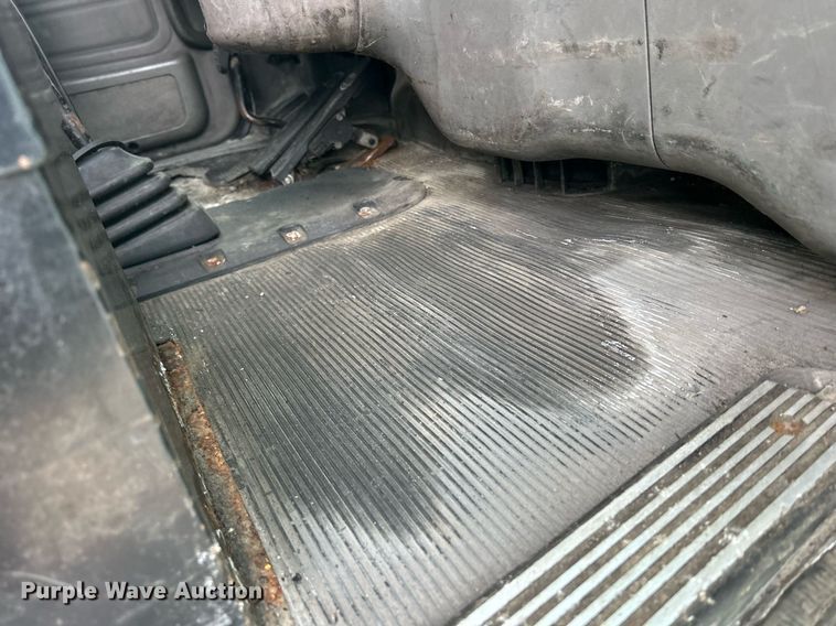 image for item DS0792 2012 Peterbilt  384 semi truck