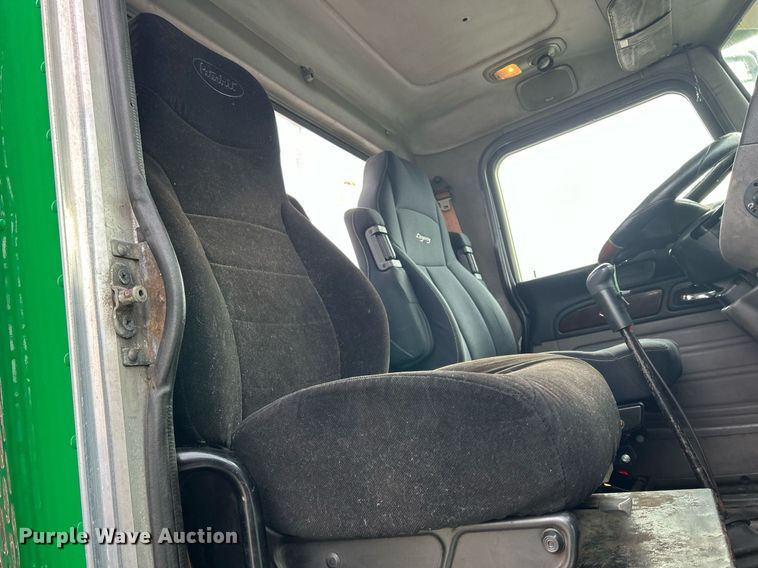 image for item DS0792 2012 Peterbilt  384 semi truck