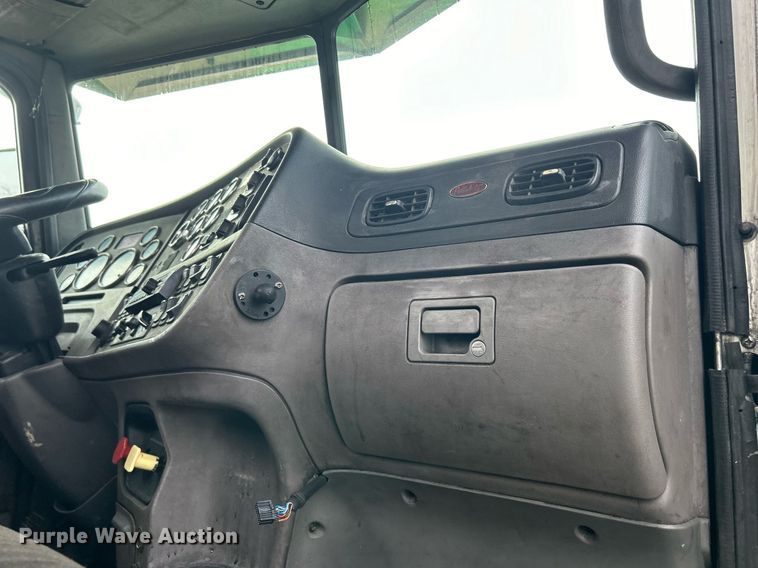 image for item DS0792 2012 Peterbilt  384 semi truck