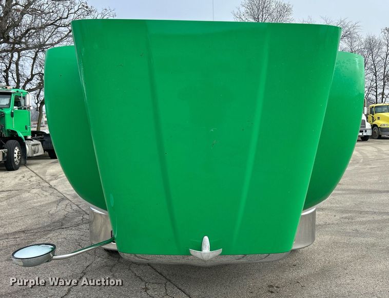 image for item DS0792 2012 Peterbilt  384 semi truck