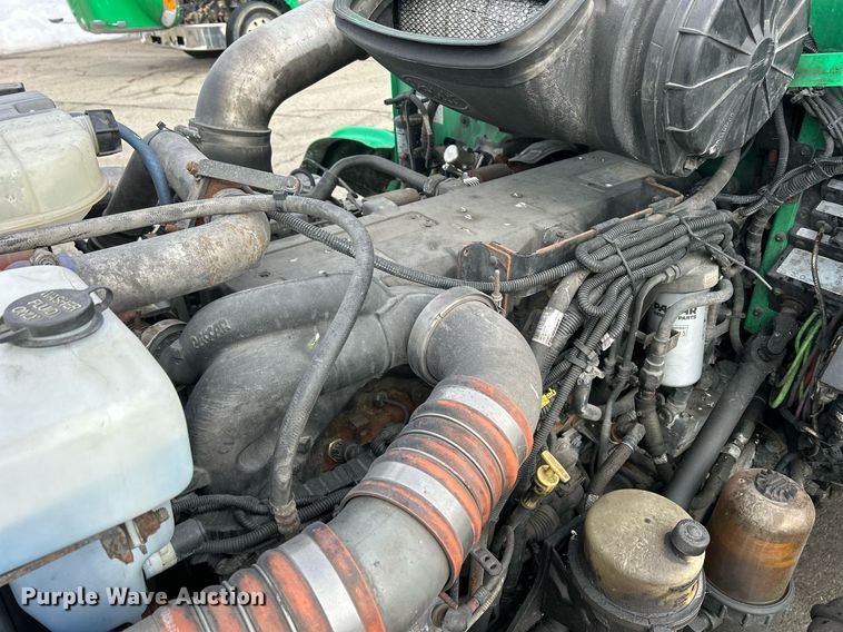 image for item DS0792 2012 Peterbilt  384 semi truck