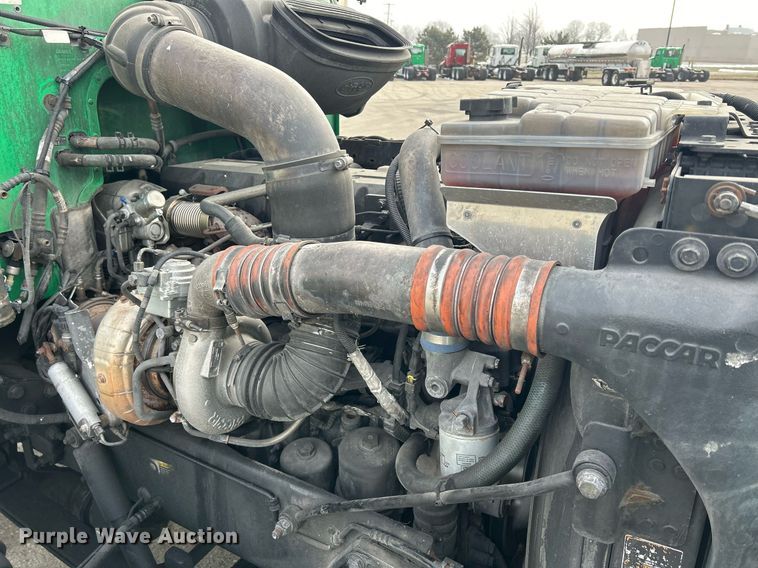 image for item DS0792 2012 Peterbilt  384 semi truck