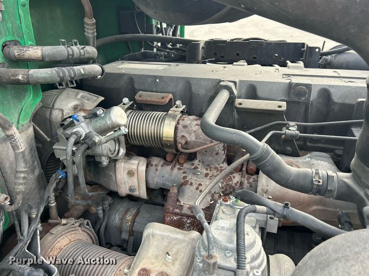 image for item DS0792 2012 Peterbilt  384 semi truck