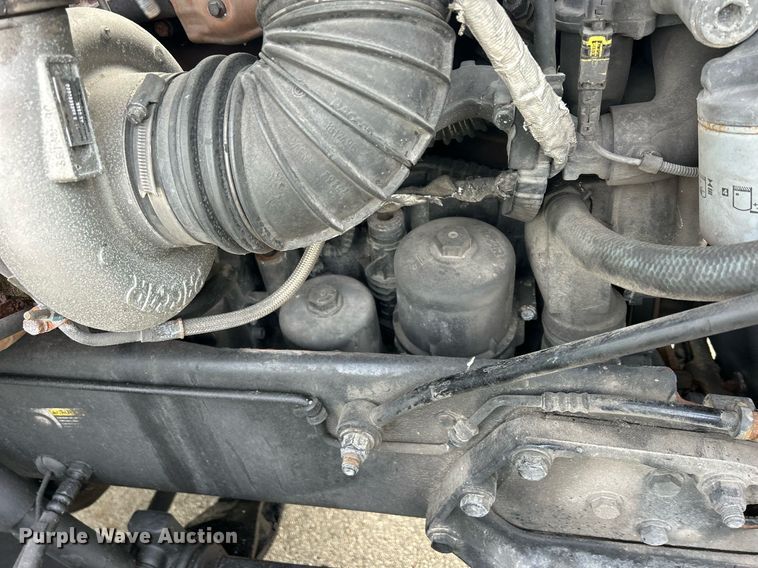 image for item DS0792 2012 Peterbilt  384 semi truck