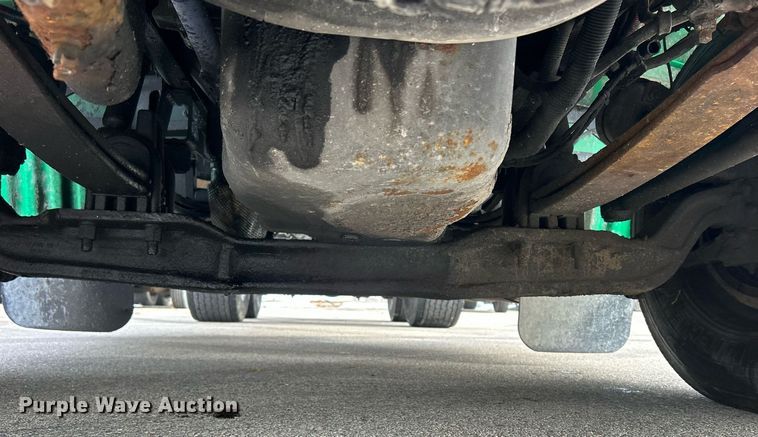 image for item DS0792 2012 Peterbilt  384 semi truck