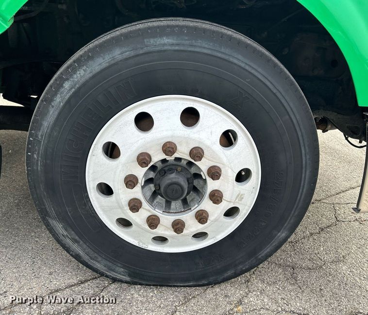 image for item DS0792 2012 Peterbilt  384 semi truck