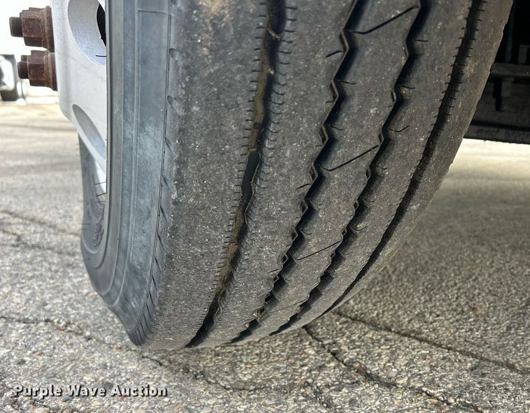 image for item DS0792 2012 Peterbilt  384 semi truck