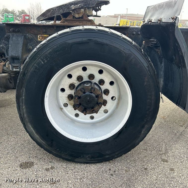 image for item DS0792 2012 Peterbilt  384 semi truck