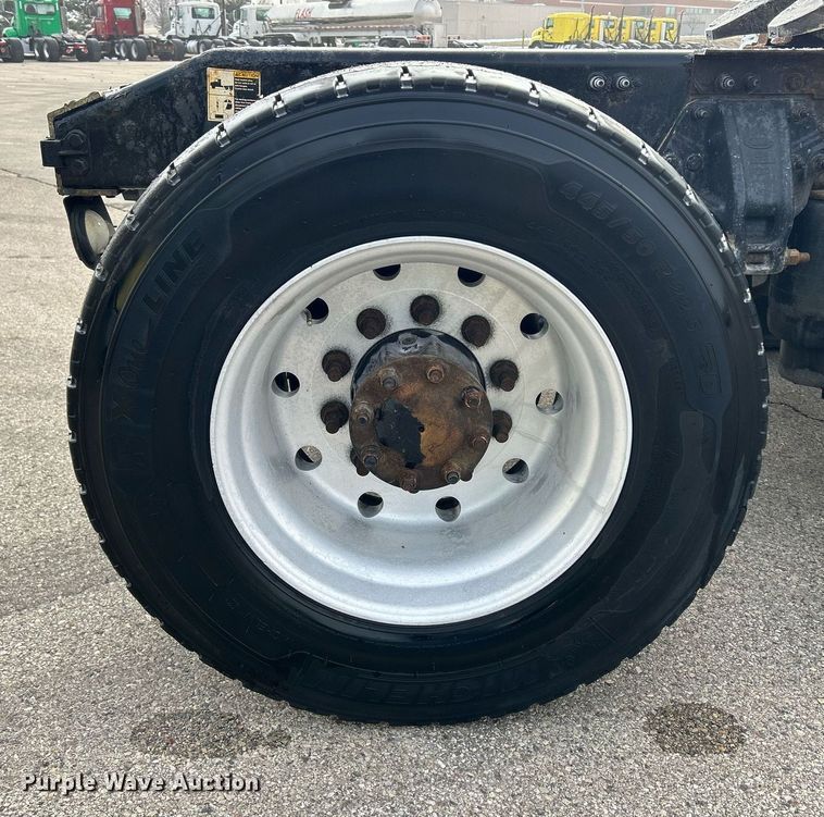 image for item DS0792 2012 Peterbilt  384 semi truck