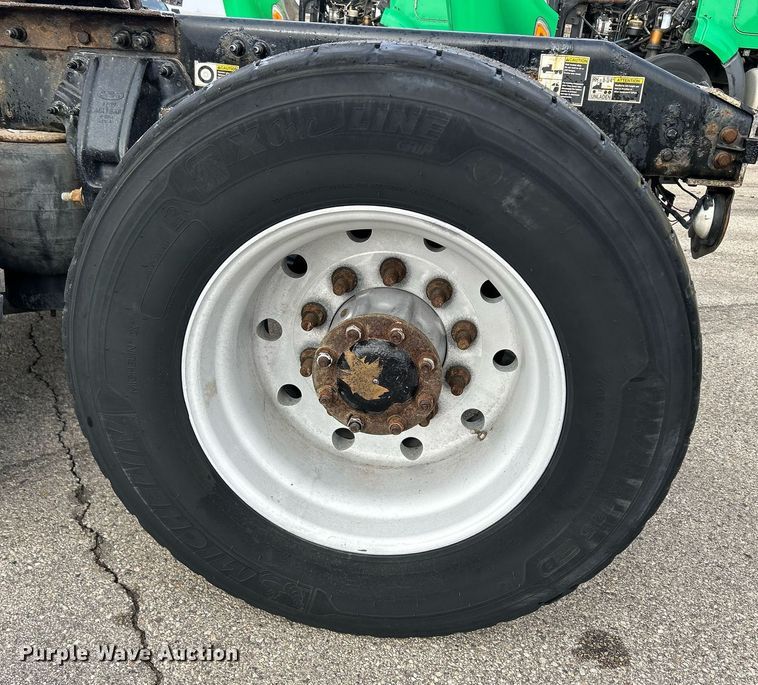 image for item DS0792 2012 Peterbilt  384 semi truck