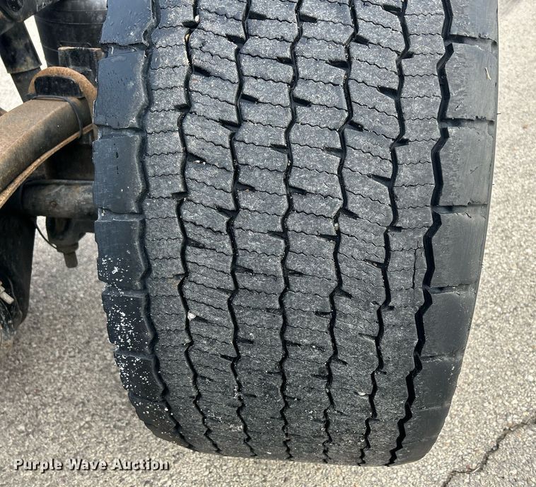 image for item DS0792 2012 Peterbilt  384 semi truck