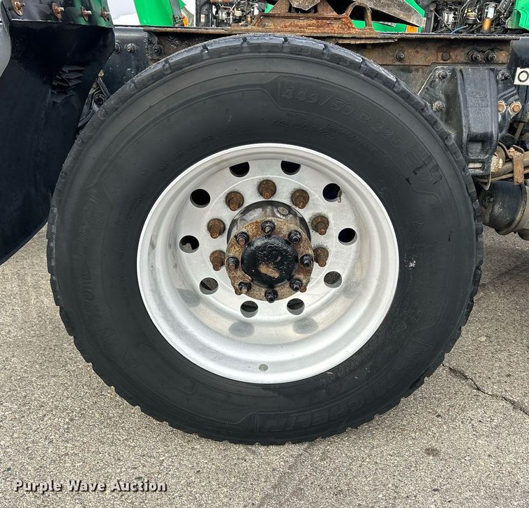 image for item DS0792 2012 Peterbilt  384 semi truck