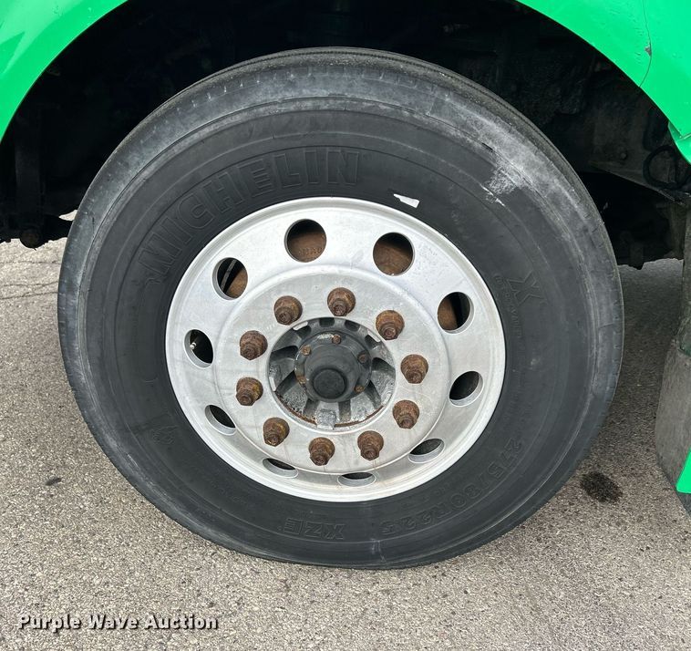 image for item DS0792 2012 Peterbilt  384 semi truck