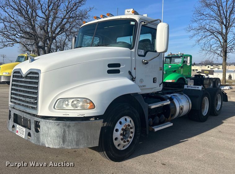 image for item DS0795 2011 Mack CXU613 semi truck