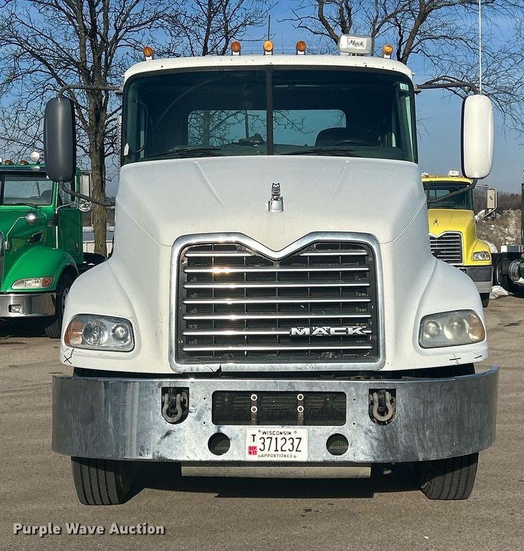 image for item DS0795 2011 Mack CXU613 semi truck