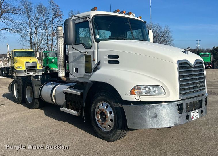 image for item DS0795 2011 Mack CXU613 semi truck