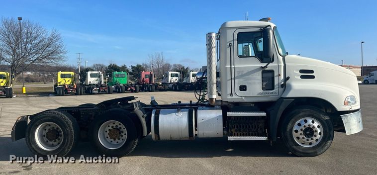 image for item DS0795 2011 Mack CXU613 semi truck