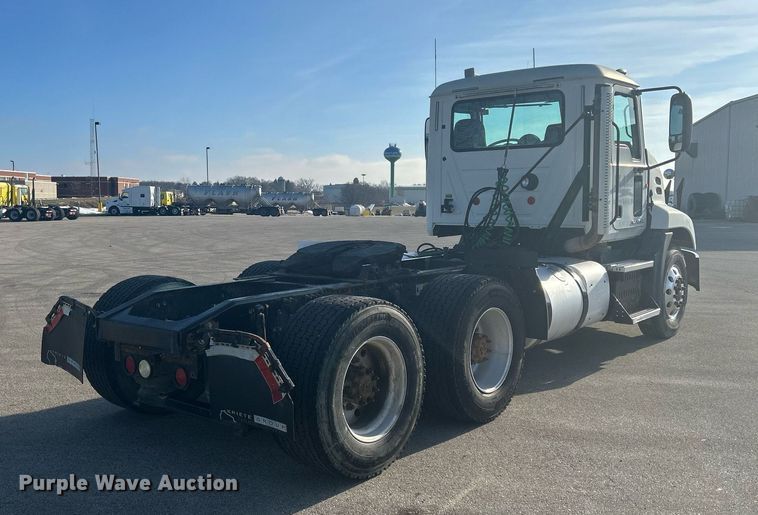 image for item DS0795 2011 Mack CXU613 semi truck