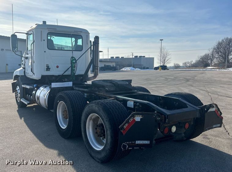 image for item DS0795 2011 Mack CXU613 semi truck