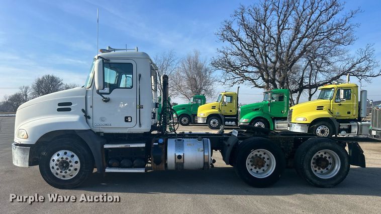 image for item DS0795 2011 Mack CXU613 semi truck