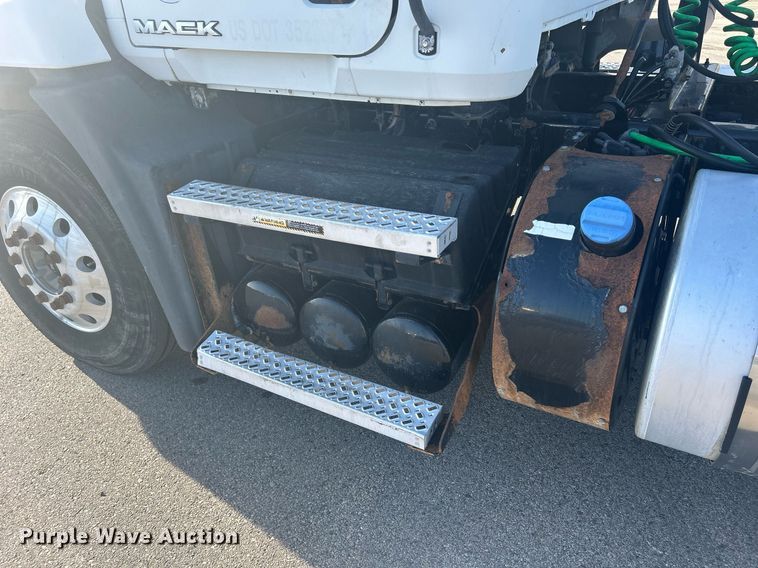 image for item DS0795 2011 Mack CXU613 semi truck