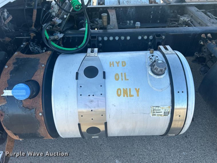 image for item DS0795 2011 Mack CXU613 semi truck