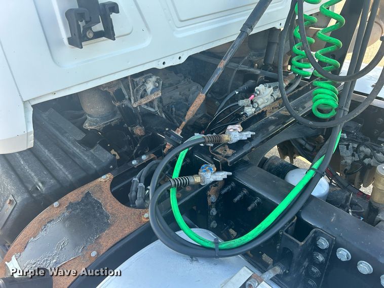 image for item DS0795 2011 Mack CXU613 semi truck