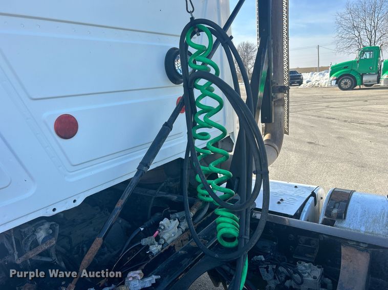 image for item DS0795 2011 Mack CXU613 semi truck