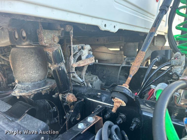 image for item DS0795 2011 Mack CXU613 semi truck