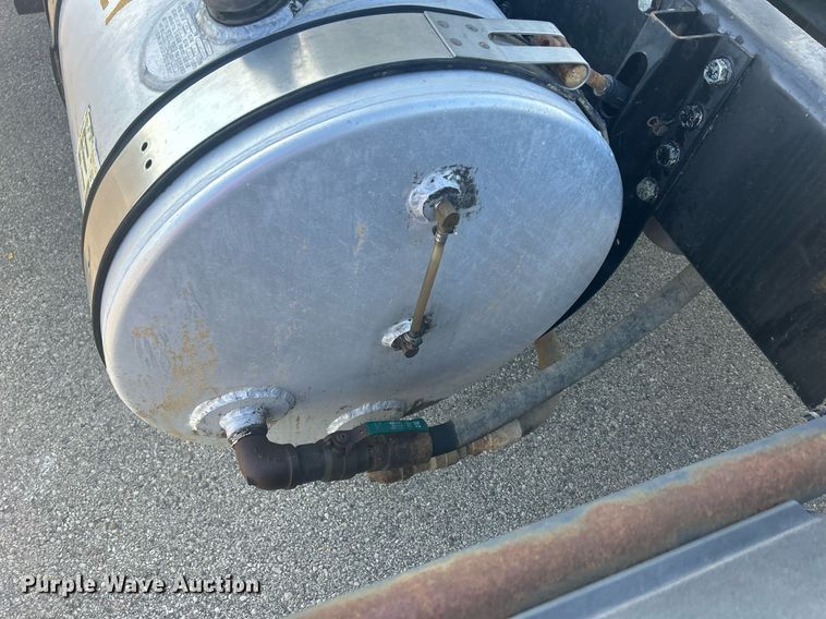 image for item DS0795 2011 Mack CXU613 semi truck