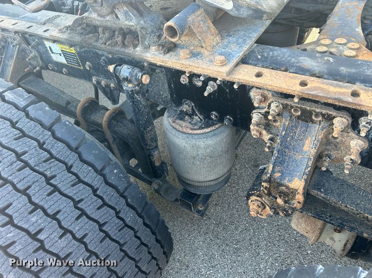 image for item DS0795 2011 Mack CXU613 semi truck