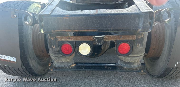 image for item DS0795 2011 Mack CXU613 semi truck