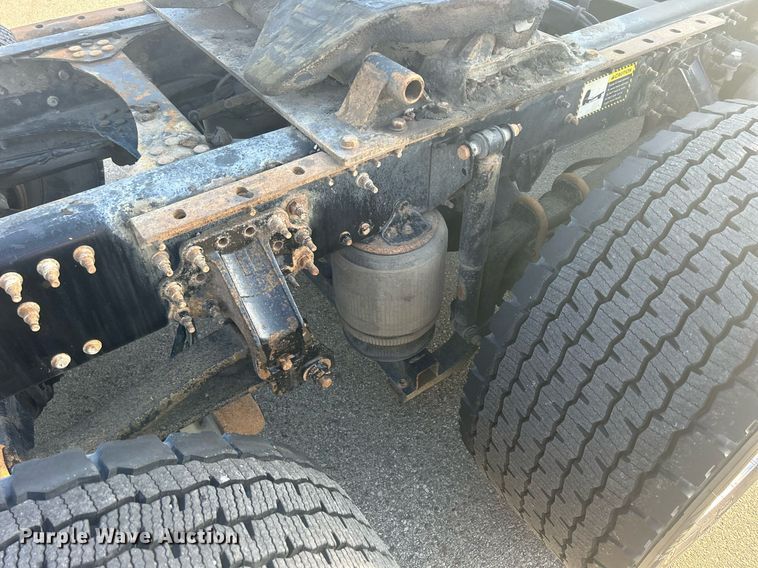 image for item DS0795 2011 Mack CXU613 semi truck