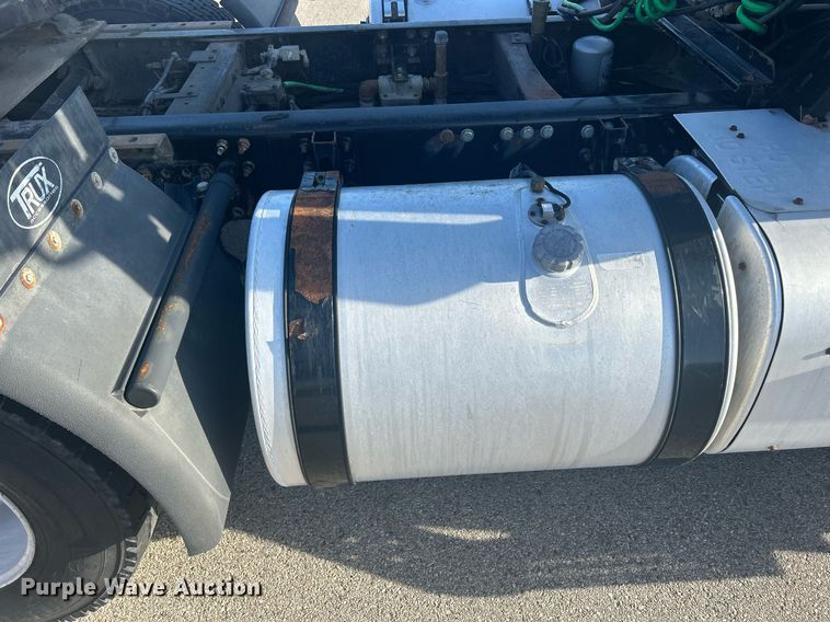 image for item DS0795 2011 Mack CXU613 semi truck