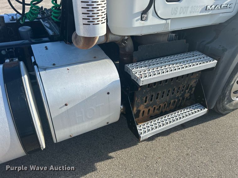 image for item DS0795 2011 Mack CXU613 semi truck