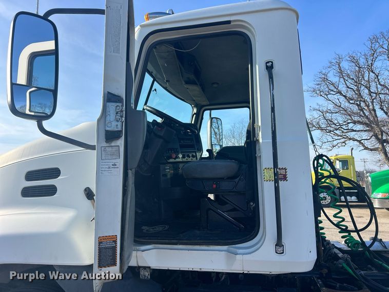 image for item DS0795 2011 Mack CXU613 semi truck